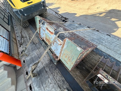 2000 Gehl Bucket