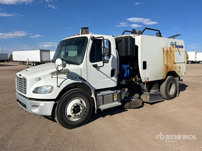 Schwarze A7 Tornado on 2016 Freightliner M2 106 Camion balai