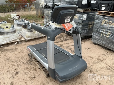 Life Fitness 95T FlexDeck Treadmill