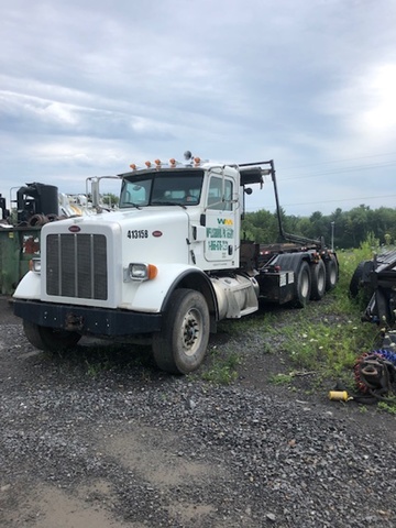 2011 Peterbilt 365 Roll Off Truck