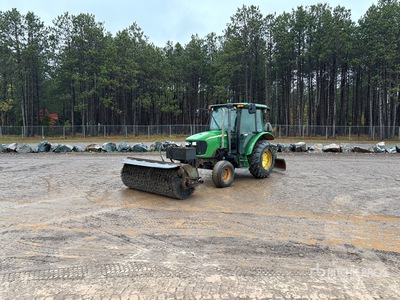 2007 John Deere 5225 Tractor escoba
