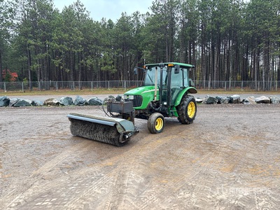 2007 John Deere 5225 Tractor escoba