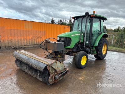 2005 John Deere 5325 Tractor escoba