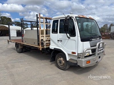 2007 Nissan UD MK245 4x2 Autocarro cassone fisso