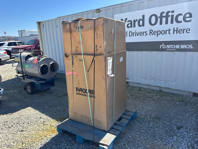 Paccar 11-04939-040H080F Diesel Split Combo Hydraulic and Diesel Fuel Tank (Unused) Paccar 11-04939-040H080F Diesel Split Combo Hydraulic and Diesel Fuel Tank (Unused)