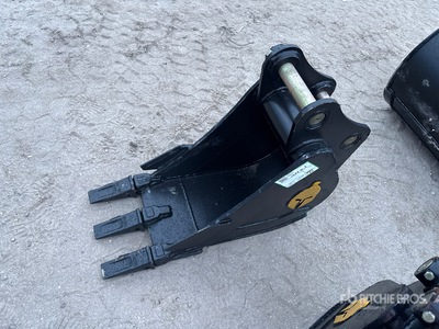 Trojan Digging Excavator Bucket - Fits 40mm Cat 303, 303.5, 304 Case, New Holland, Kobelco SK35 Deere/Hitachi 35D/G