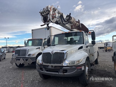 Altec D947 TR on 2004 International 4300 4x2 Digger Derrick Truck