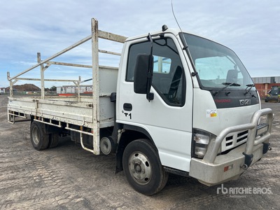 2006 Isuzu NPR200 4x2 شاحنة مسطحة