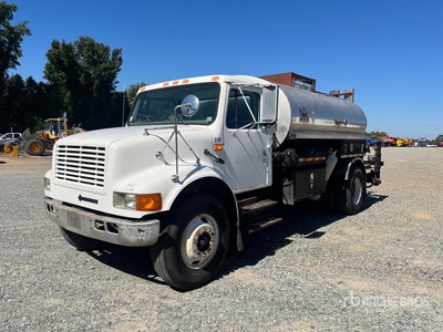 Etnyre 2000 750 gal on 1998 International 4900 4x2 Camión distribuidor de asfalto