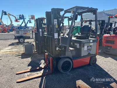 Toyota 8FBCU25 4800 lb 電動フォークリフト