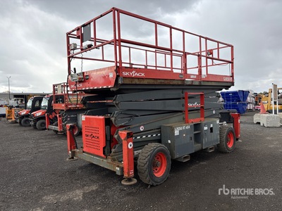 2018 Skyjack SJ9250RT 4x4 Dual Fuel Podnośnik nożycowy