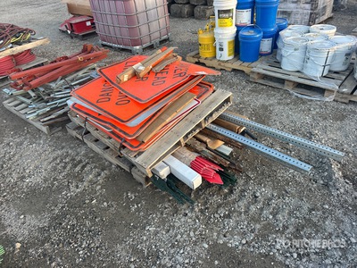Quantity of (2) Pallets of Panneaux de signalisation