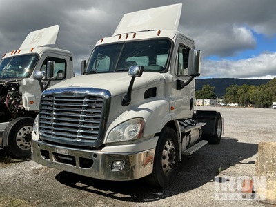 2016 Freightliner CA113 4x2 S/A Dagcabine Trekker (Inoperable)