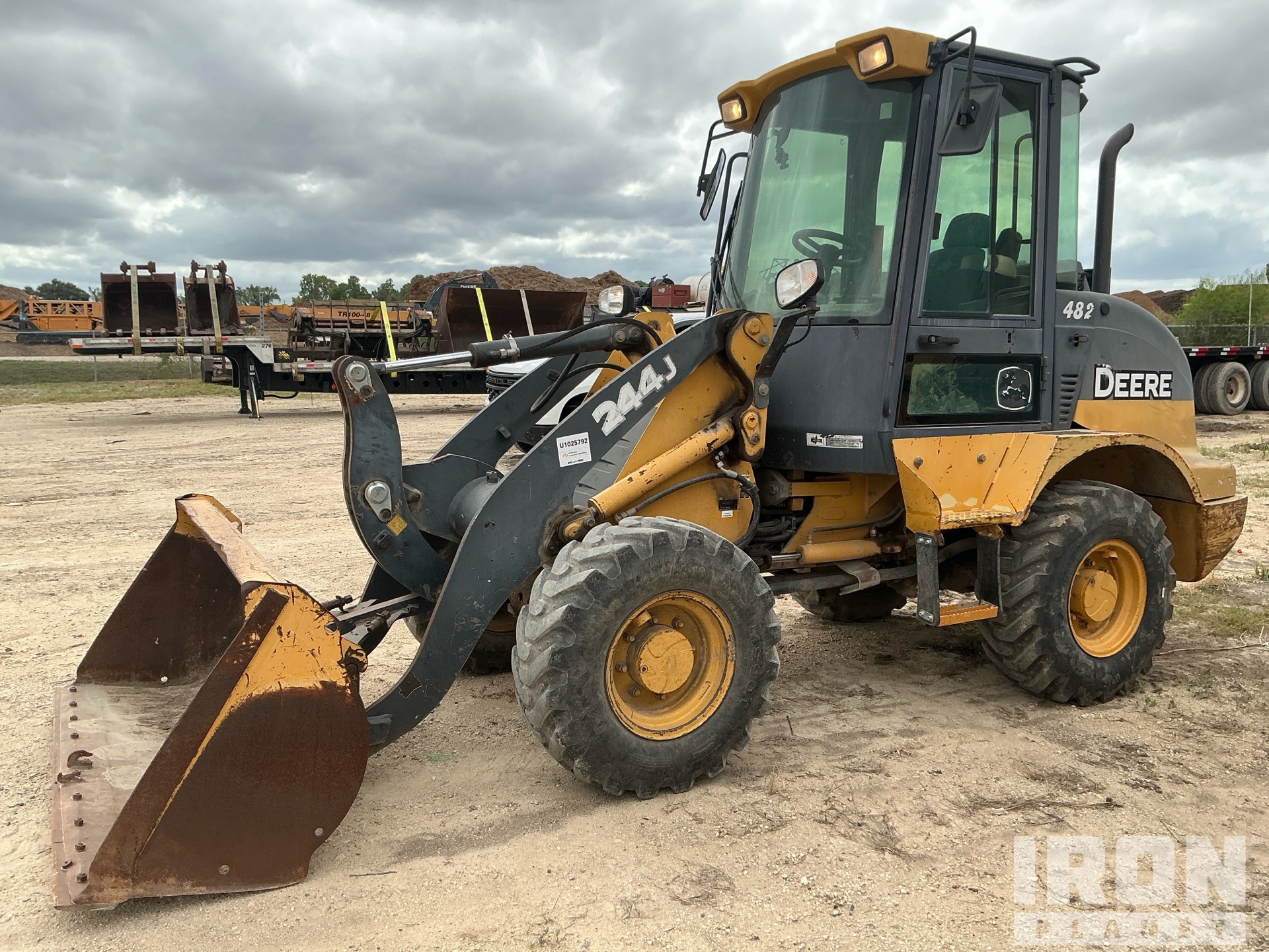 2009 Deere 244J Pala gommata