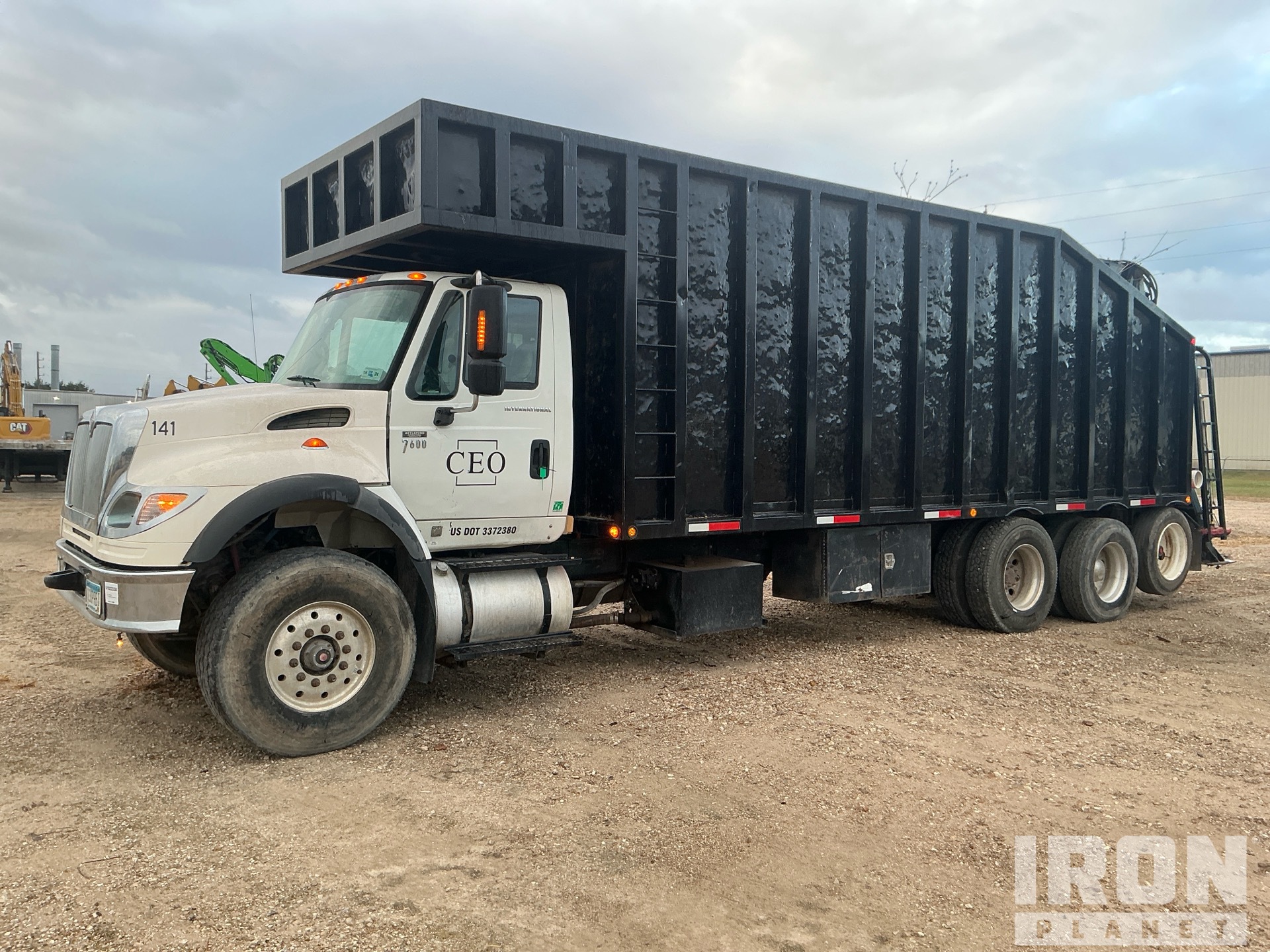 Serco 8500 8900 lb Knuckle Boom on 2006 International 7600 8x4 Boom Truck