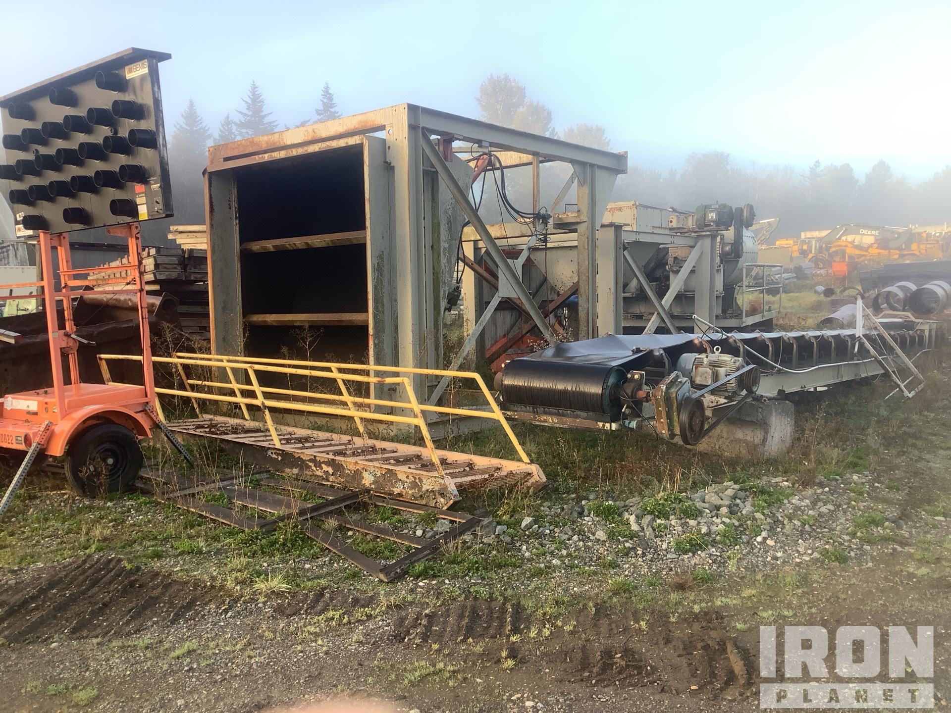 1998 Ross Twin shaft batch mixer. 460V, 3 phase, 2 hoppers and 55' conveyor معالج تسوية التربة
