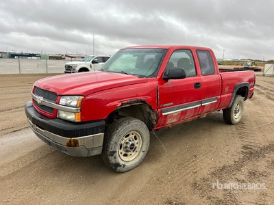 2004 Chevrolet Silverado 2500 HD 4x4 Extended Cab Pickup