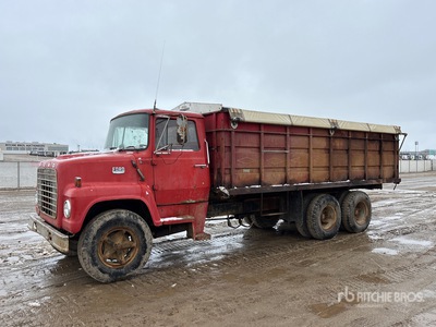 1977 Ford LN700 4x2 Camion à grains