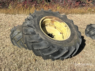 Quantity of (2) Firestone 16.9-26 إطارات المعدات