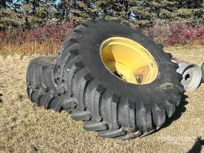 Quantity of (2) Firestone 30.5LR32 إطارات المعدات
