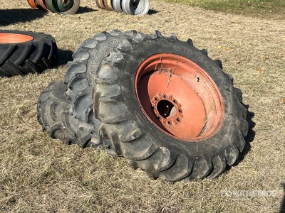 Quantity of (3) Goodyear 11.2-24 إطارات المعدات