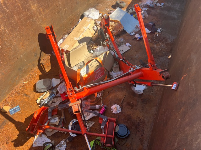 Kubota LA526 Front Loader Attachment (Inoperable)