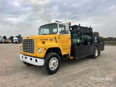 1984 Ford L8000 Ciężarówka do przewozu paliwa i oleju