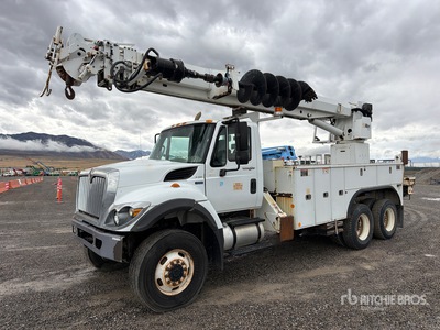Altec D3060BTR on 2013 International 7400 6x6 Ciężarówka koparko-ładowarka