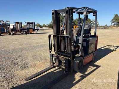 Toyota 8FBCU25 4400 lb Cushion Tire Chariot Élévateur