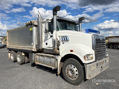 2016 Mack CMHR Trident 6x4 を見 Dump Truck