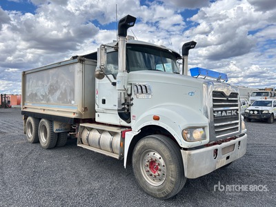 2010 Mack CMHR Trident 6x4 を見 Dump Truck