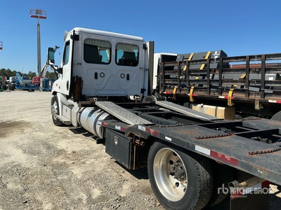 2020 Freightliner Cascadia 113 Car Carrier Truck