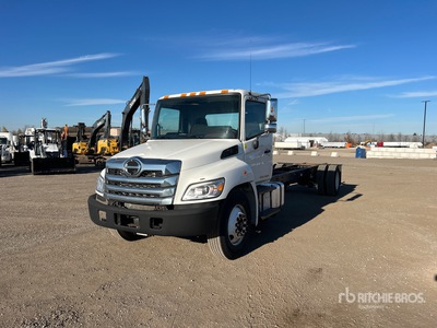2023 Hino 338 4x2 الكابينة والهيكل