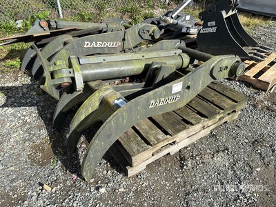 Daequip HE250 28 in Hydraulic Excavator Thumb