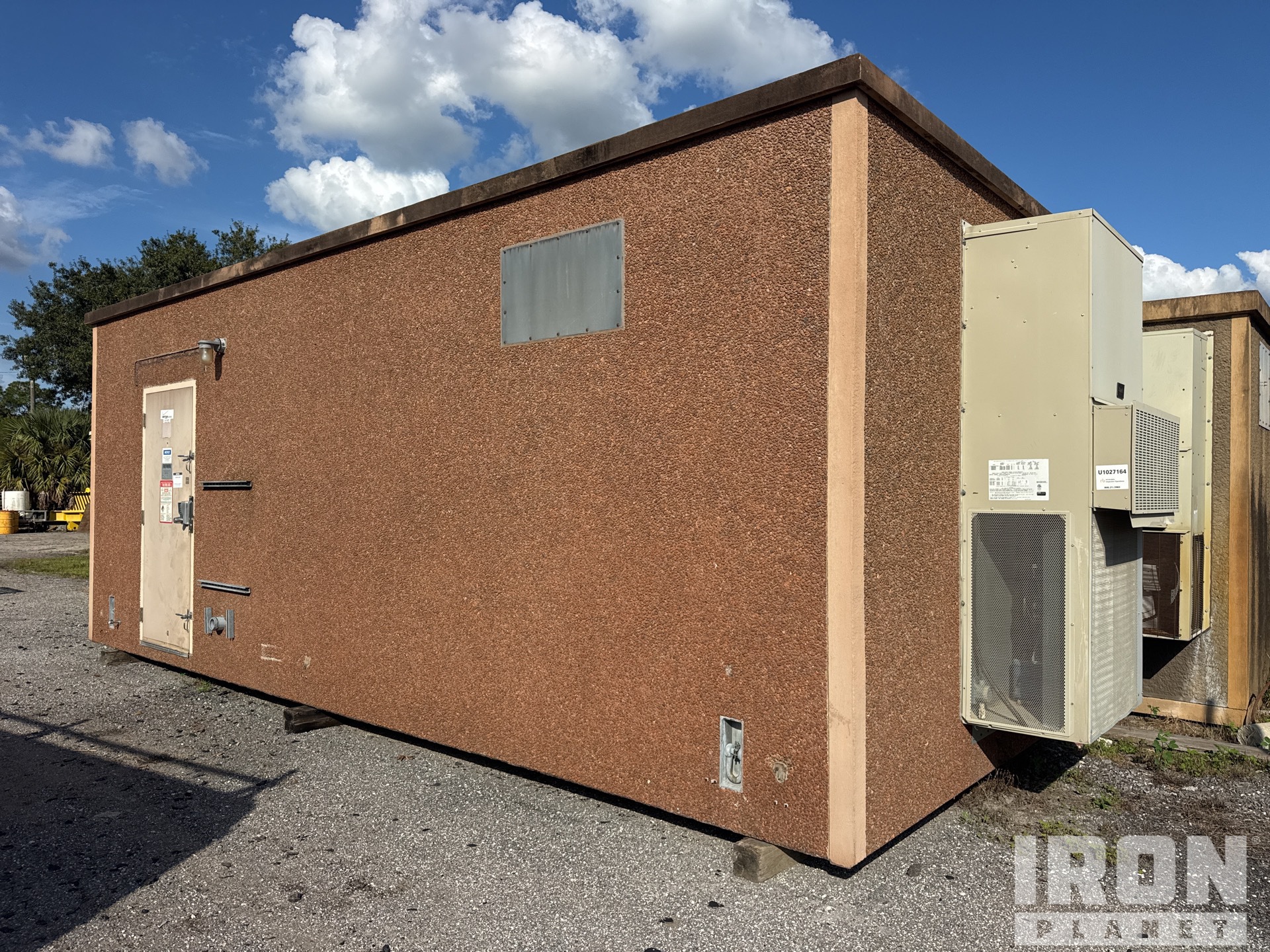 1999 ROHN 12 ft x 26 ft Concrete Telecom Shelter 12' x 26' コンテナシェルター