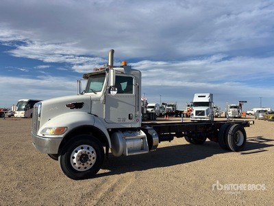 2014 Peterbilt 337 4x2 を見 Cab and Chassis