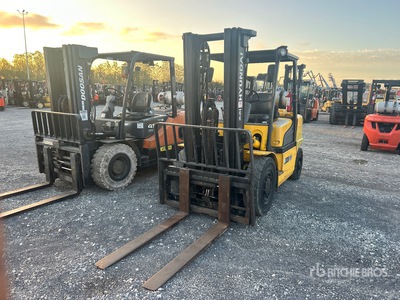 Hyundai 40L-7A 8030 lb Pneumatic Tire Forklift