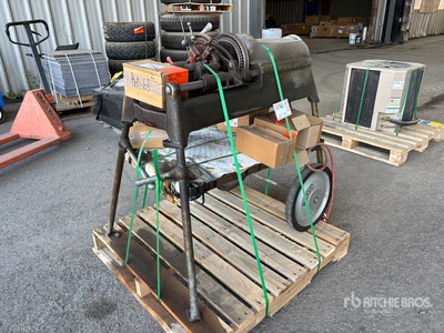 Pipe threading machine