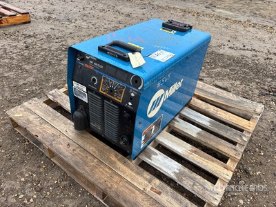 Miller XMT 456 CC/CV 24.4 A Multi-Process Electric Welder (Inoperable)