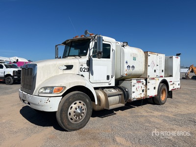 2012 Peterbilt 337 4x2 Camion de combustible y lubricacion