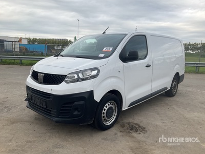 2023 Peugeot 乗客用バン