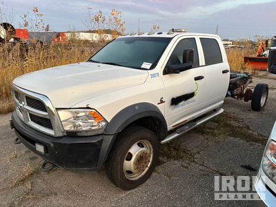 2015 Ram 5500 4x4 Crew Cab を見 Cab and Chassis