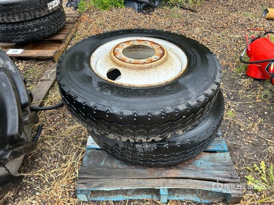 Quantity of (2) Kumho 11R24.5 Pneus