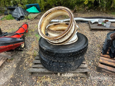 Quantity of (2) Kumho 11R22.5 Pneus