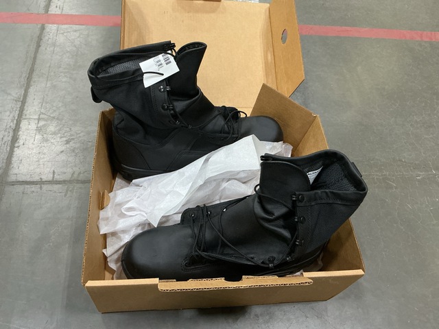 (22) Pairs of Men's Safety Boots