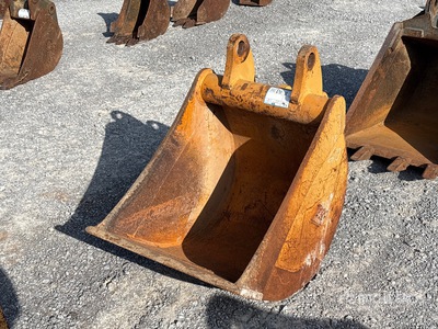24 in Digging Backhoe Rear Bucket - Fits Case 580K