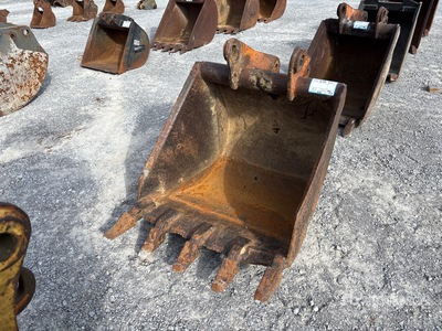 28 in Digging Backhoe Rear Bucket - Fits Case 580K