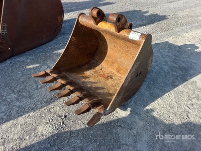36 in Digging Backhoe Rear Bucket - Fits Case 580K