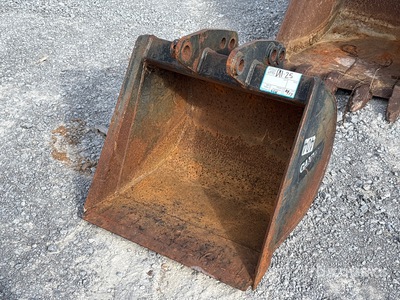 24 in Cleanup Excavator Bucket - Fits Cat 302