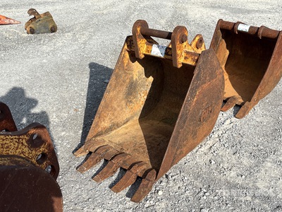 24 in Digging Backhoe Rear Bucket - Fits Case 580K
